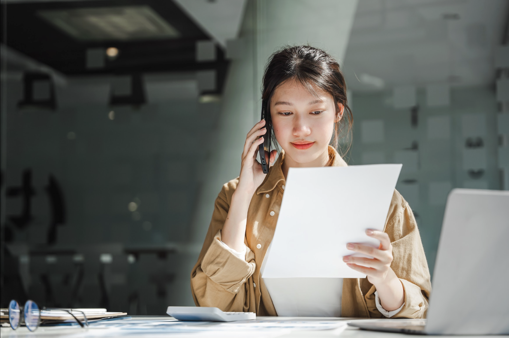 A young freelancer handling payments for services via pay-by-link in Malaysia.