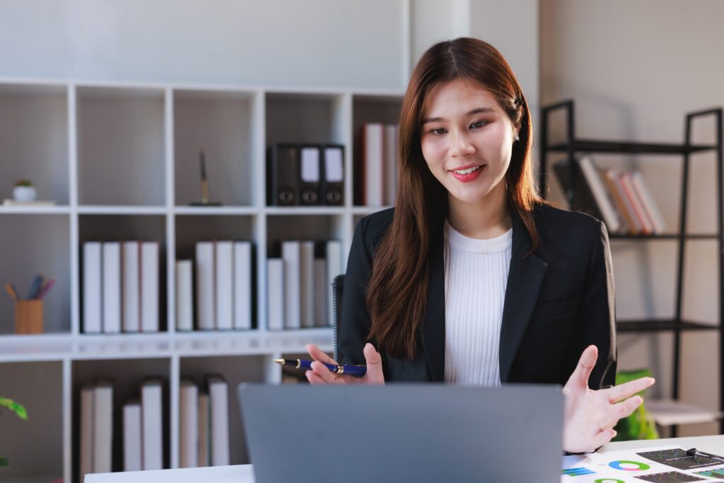 A woman selling a course online. Online payment pages allow for reliable payment collection.
